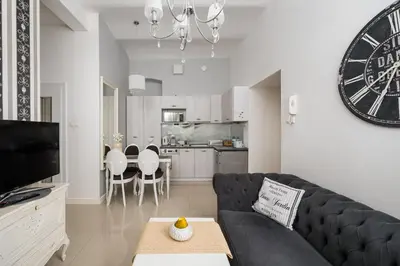 Kuchnia lub aneks kuchenny w obiekcie Wilcza City Centre Chic Apartment by BookingHost
