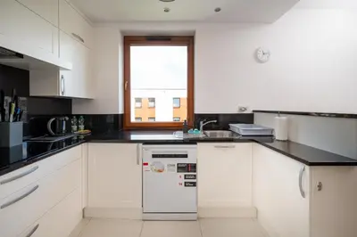 Kuchnia lub aneks kuchenny w obiekcie Strzelców 2-Bedroom Apartment by BookingHost