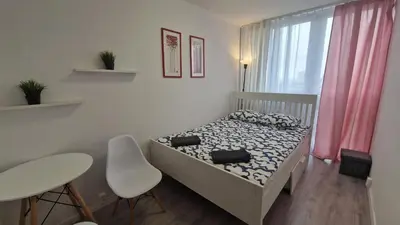 Łóżko lub łóżka w pokoju w obiekcie Grzybowska Pokoje Centrum