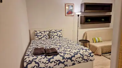 Łóżko lub łóżka w pokoju w obiekcie Grzybowska Pokoje Centrum