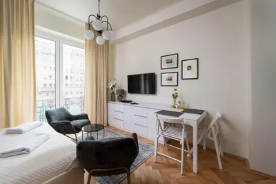 Telewizja i/lub zestaw kina domowego w obiekcie Heart of Warsaw Apartment by BookingHost