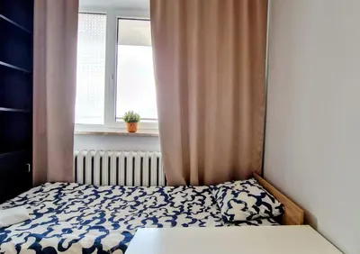 Łóżko lub łóżka w pokoju w obiekcie Meander Natolin Pokoje Blisko Metra