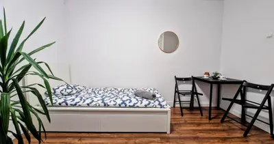 Łóżko lub łóżka w pokoju w obiekcie Meander Natolin Pokoje Blisko Metra
