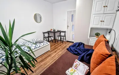 Łóżko lub łóżka w pokoju w obiekcie Meander Natolin Pokoje Blisko Metra