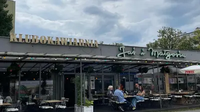 Restauracja lub miejsce do jedzenia w obiekcie Na Muranowie - mieszkanie z historią I In Muranów - a flat with Warsaw history