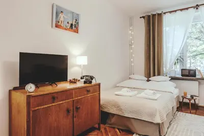 Telewizja i/lub zestaw kina domowego w obiekcie Na Muranowie - mieszkanie z historią I In Muranów - a flat with Warsaw history
