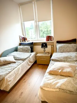 Łóżko lub łóżka w pokoju w obiekcie 43m2 Apartament Saski- Blisko Starówki i Dworca Centralnego- Elektoralna 19a