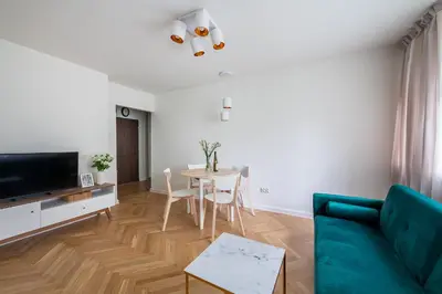 Telewizja i/lub zestaw kina domowego w obiekcie Solec 79A Prywatne mieszkanie z oddzielną sypialnią i prywatnym miejscem parkingowym Samodzielne Zameldowanie! Self Check-in System!