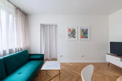 Telewizja i/lub zestaw kina domowego w obiekcie Solec 79A Prywatne mieszkanie z oddzielną sypialnią i prywatnym miejscem parkingowym Samodzielne Zameldowanie! Self Check-in System!