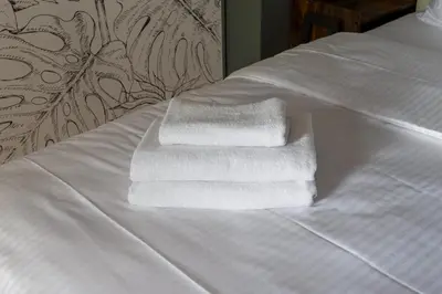 Łóżko lub łóżka w pokoju w obiekcie City Centre Stylish Apartment by BookingHost