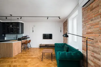 Telewizja i/lub zestaw kina domowego w obiekcie City Centre Stylish Apartment by BookingHost