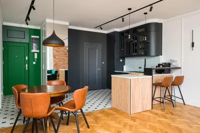 Kuchnia lub aneks kuchenny w obiekcie City Centre Stylish Apartment by BookingHost