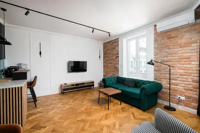 Telewizja i/lub zestaw kina domowego w obiekcie City Centre Stylish Apartment by BookingHost