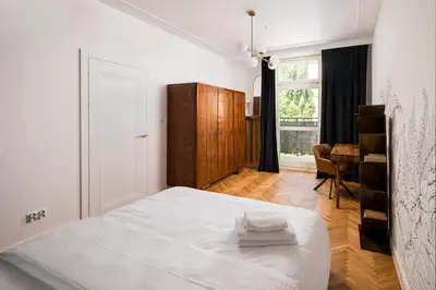 Łóżko lub łóżka w pokoju w obiekcie City Centre Stylish Apartment by BookingHost