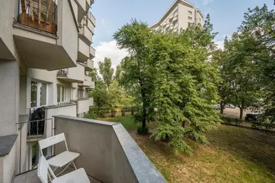 Ogród w obiekcie Solec Powiśle Pleasant Apartment by BookingHost