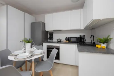 Kuchnia lub aneks kuchenny w obiekcie Central Warsaw Apartments near the Palace of Culture and Science by Noclegi Renters