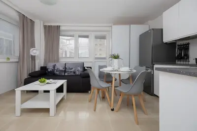 Kuchnia lub aneks kuchenny w obiekcie Central Warsaw Apartments near the Palace of Culture and Science by Noclegi Renters