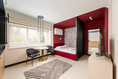 Łóżko lub łóżka w pokoju w obiekcie Nowolipki Deluxe Red Studio