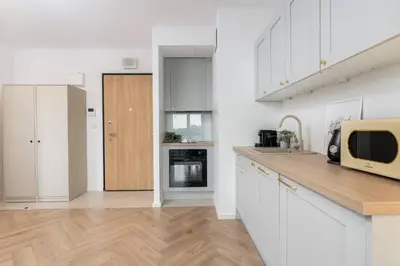 Kuchnia lub aneks kuchenny w obiekcie Rosewood Apartment with AC and Balcony Wiktoryn