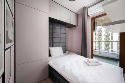 Łóżko lub łóżka w pokoju w obiekcie Metro Wierzbno Stylish Apartment by BookingHost
