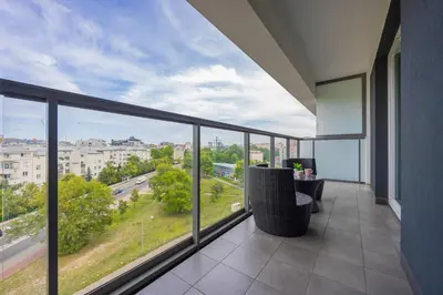 Balkon lub taras w obiekcie Apartment with Terrace & Parking by Noclegi Renters
