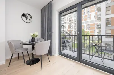 Balkon lub taras w obiekcie Piękne Studia dla 3 osób & Parking Warszawa by Noclegi Renters