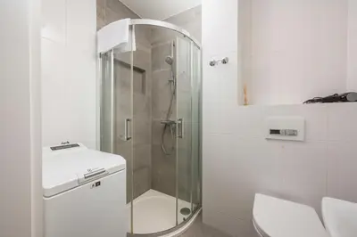 Łazienka w obiekcie Chmielna Warsaw Downtown Apartment by BookingHost