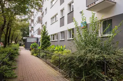Ogród w obiekcie Chmielna Warsaw Downtown Apartment by BookingHost