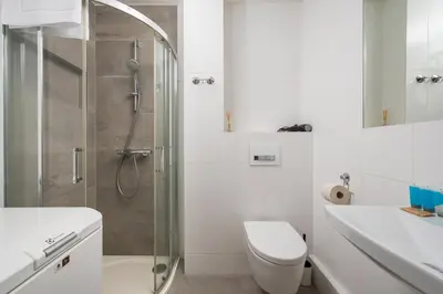 Łazienka w obiekcie Chmielna Warsaw Downtown Apartment by BookingHost