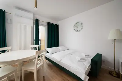 Łóżko lub łóżka w pokoju w obiekcie Bemowo Narwik Deluxe Studio by BookingHost
