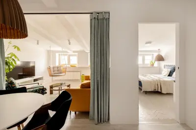 Łóżko lub łóżka w pokoju w obiekcie Premium Apartment Plac Zbawiciela, air conditioning