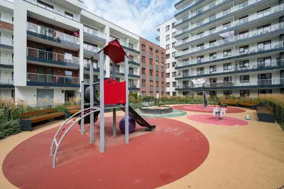 Plac zabaw dla dzieci w obiekcie Dunikowskiego Comfy Apartments by BookingHost