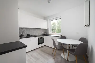 Kuchnia lub aneks kuchenny w obiekcie Dunikowskiego Comfy Apartments by BookingHost