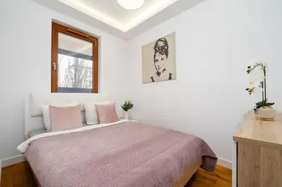 Łóżko lub łóżka w pokoju w obiekcie Urban Chic - Large & Stylish, Metro Nearby Grzybowska 85-220