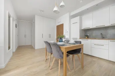 Kuchnia lub aneks kuchenny w obiekcie Comfy Two-Bedroom Apartment near Chopin Airport Warsaw's Ursynów by Noclegi Renters
