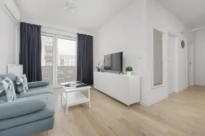 Telewizja i/lub zestaw kina domowego w obiekcie Comfy Two-Bedroom Apartment near Chopin Airport Warsaw's Ursynów by Noclegi Renters