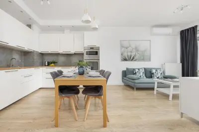 Kuchnia lub aneks kuchenny w obiekcie Comfy Two-Bedroom Apartment near Chopin Airport Warsaw's Ursynów by Noclegi Renters