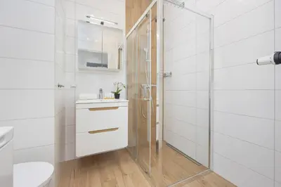 Łazienka w obiekcie Comfy Two-Bedroom Apartment near Chopin Airport Warsaw's Ursynów by Noclegi Renters