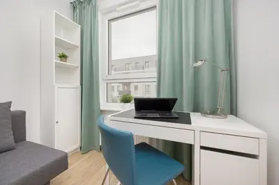 Telewizja i/lub zestaw kina domowego w obiekcie Comfy Two-Bedroom Apartment near Chopin Airport Warsaw's Ursynów by Noclegi Renters