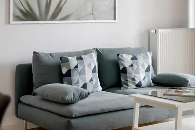 Część wypoczynkowa w obiekcie Comfy Two-Bedroom Apartment near Chopin Airport Warsaw's Ursynów by Noclegi Renters