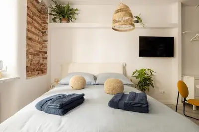 Łóżko lub łóżka w pokoju w obiekcie Cozy Studio Poznanska Downtown Quiet