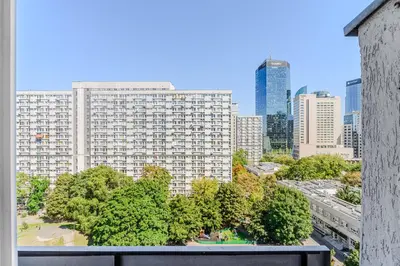 Widok na miasto Warszawa z tego apartamentu