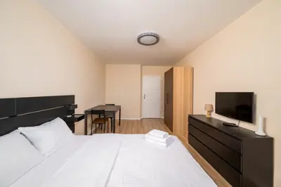Łóżko lub łóżka w pokoju w obiekcie Targówek 3-Bedroom Apartment by BookingHost
