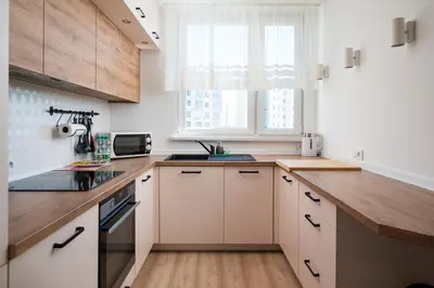 Kuchnia lub aneks kuchenny w obiekcie Targówek 3-Bedroom Apartment by BookingHost