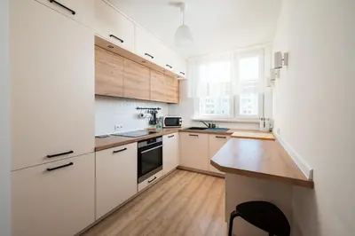 Kuchnia lub aneks kuchenny w obiekcie Targówek 3-Bedroom Apartment by BookingHost