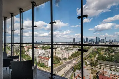 Widok na miasto Warszawa z tego apartamentu