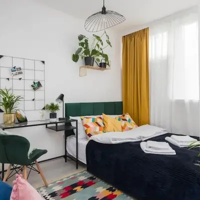 Spacious Studio with Park View