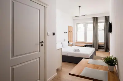 Łóżko lub łóżka w pokoju w obiekcie Hoża 35 City Centre Studios by BookingHost