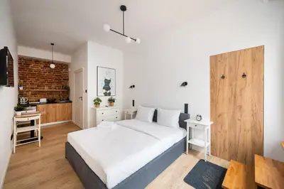 Łóżko lub łóżka w pokoju w obiekcie Hoża 35 City Centre Studios by BookingHost