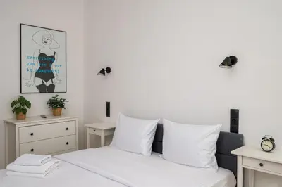 Łóżko lub łóżka w pokoju w obiekcie Hoża 35 City Centre Studios by BookingHost